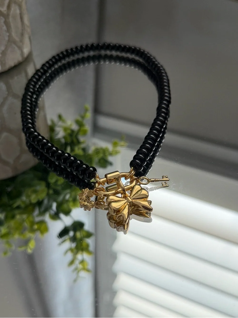 Madewell Semiprecious Bead Necklace Gold Bow Charm Key Black NWT - Picture 2 of 5